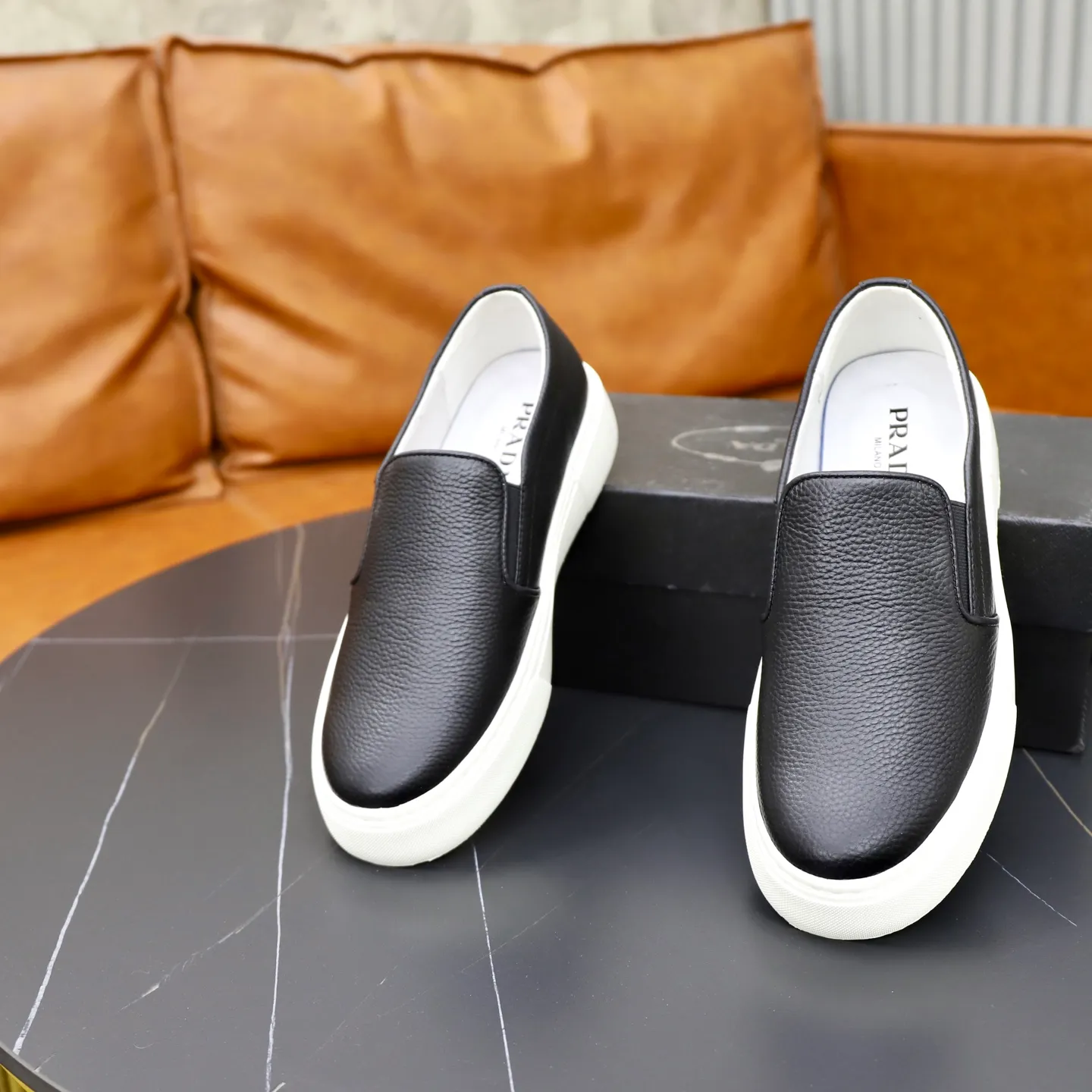 Ex-factory price: 420💰🙅‍♂️🙅‍♂️🙅‍♂️ Brand: PRADA Standard code: 38–44 (45 can be customized) Grade: Same as the official website Material: Original cowhide fabric Comfortable pigskin lining Lightweight wear-resistant outsole Style category: Men's fashionable casual shoes and boots Running sports shoes Distinguished luxury brand elements Top luxury Color: actual picture color